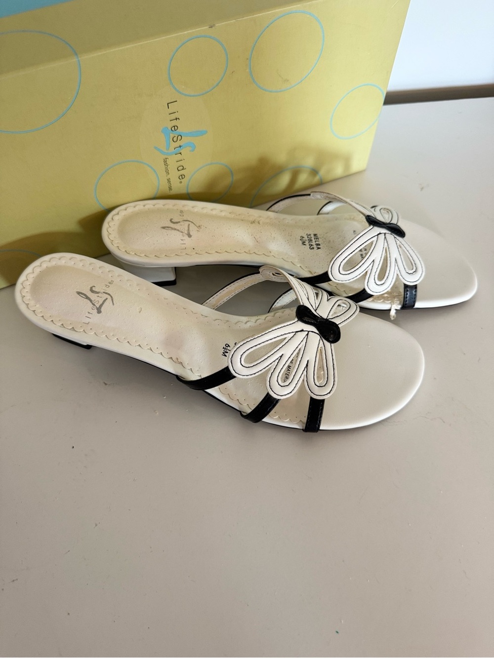 Life Stride White and Black Floral Slide Mules New